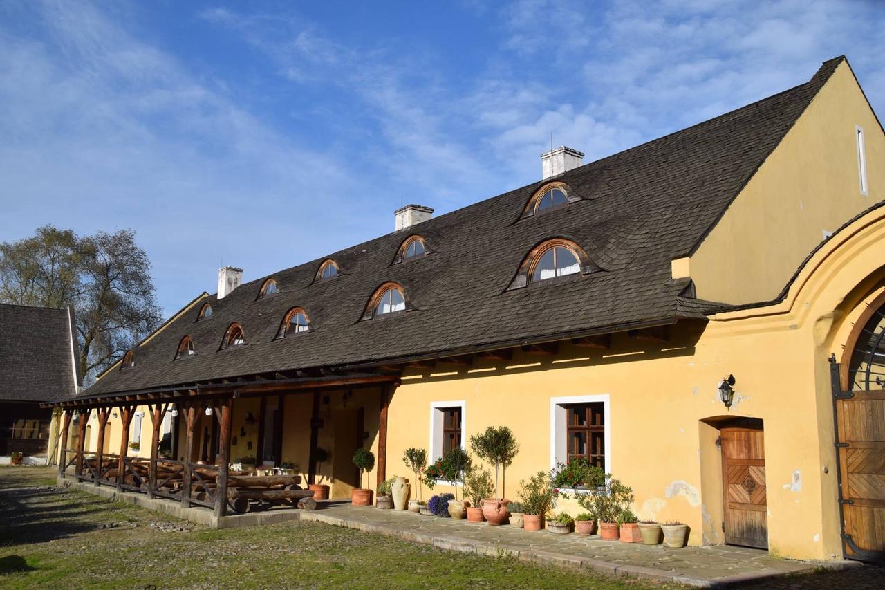 Dvur Olsiny -Hotel And Horse-Riding Karviná Eksteriør billede
